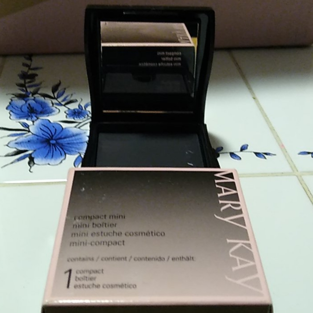 Mary Kay mini compact
